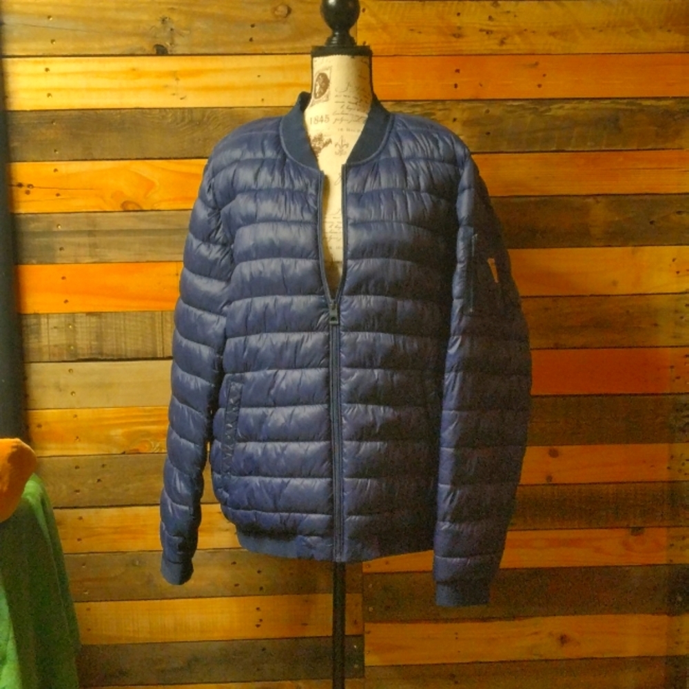 Unisex ,Guess , Navy,  light weight puffer jacket size XXL fits like XL